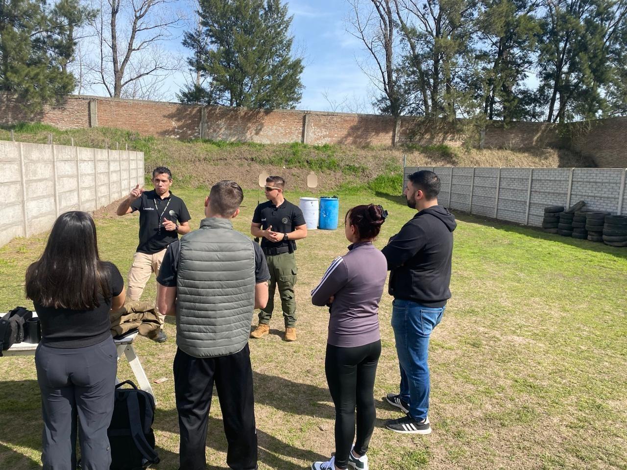 Grupo de civiles con el instructor en el polígono