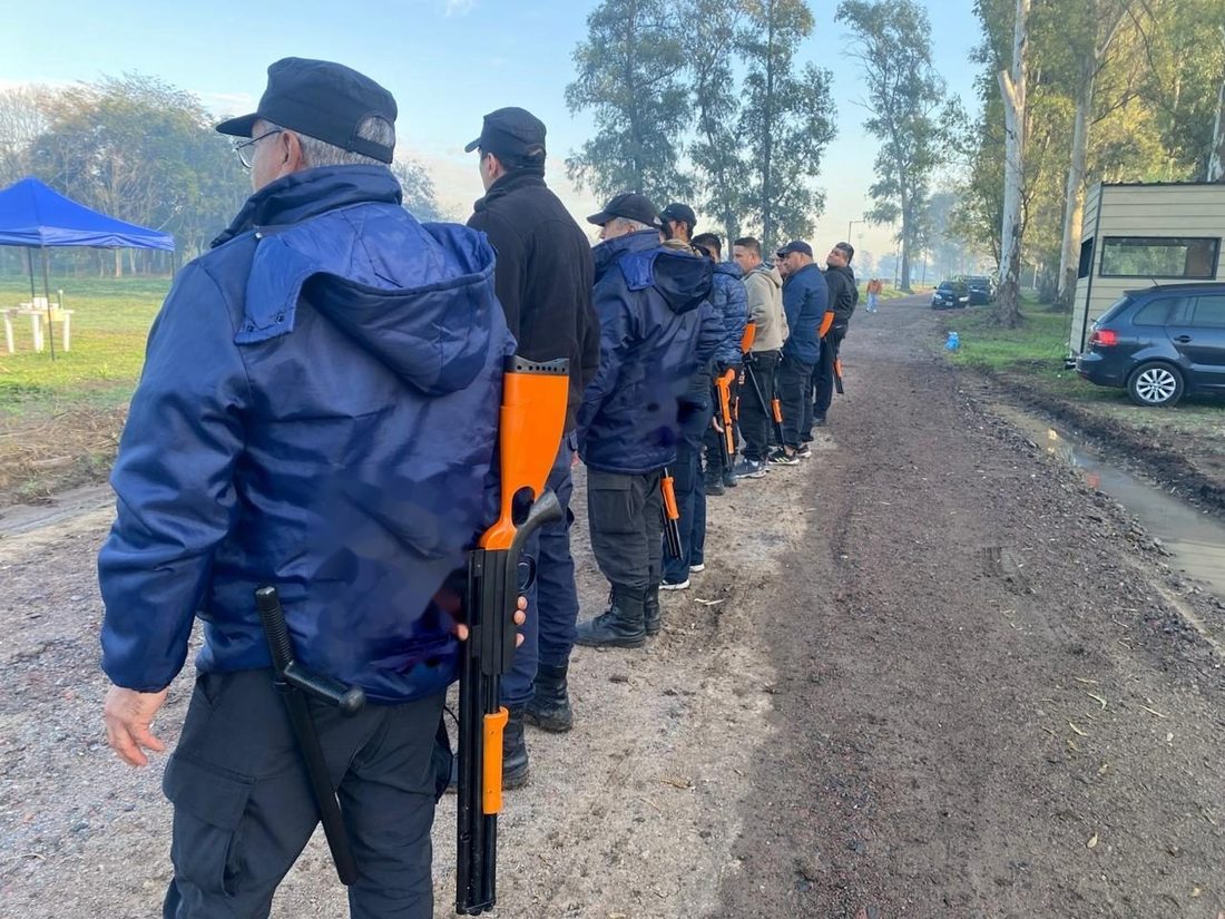 Personal formado en hilera con los lanzadores less lethal