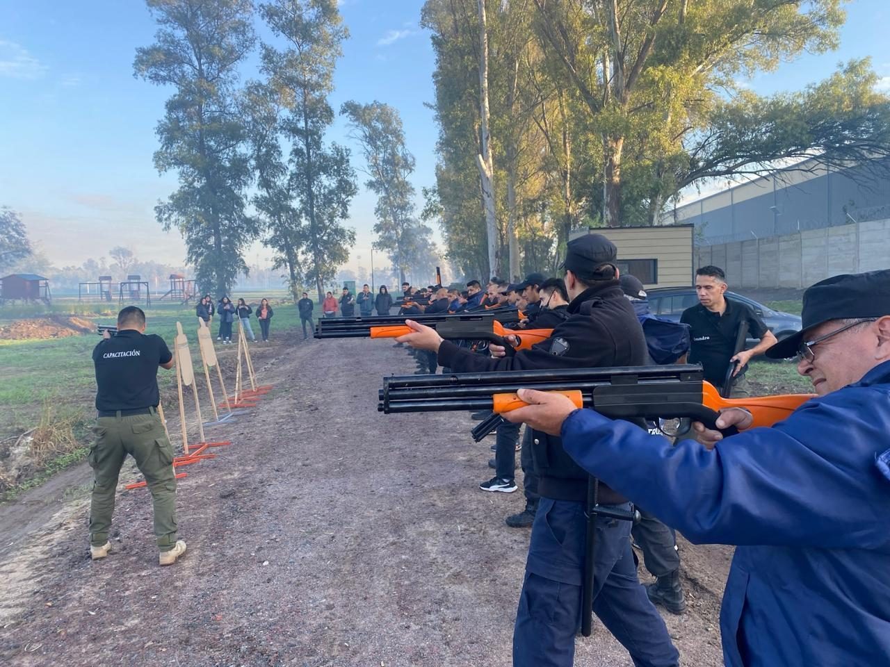 Línea de personal practicando con lanzadores less lethal