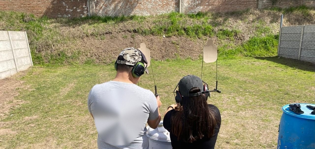 Instructor acompañando a una cursante en el polígono